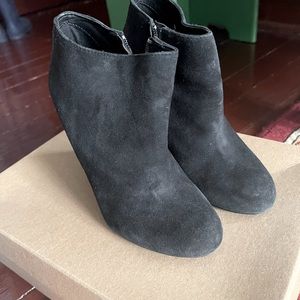 Steve Madden size 5 black suede bootie.